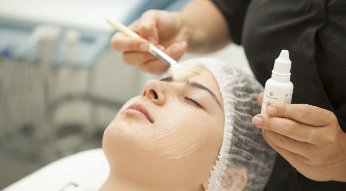 Срединный химический пилинг: особенности, показания, минусы, проведение процедуры Срединный химический пилинг: особенности, показания, минусы, проведение процедуры