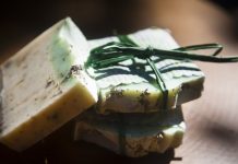 Мыло-скраб своими руками Мечта каждой современной женщины - быть красивой и ухоженной. Хотя на сегодняшний день рынок косметики представлен огромным ассортиментом, часто химический состав средств не всем подходит, вызывая различные аллергические реакции. Отличной альтернативой в данном случае является использование натуральных продуктов.