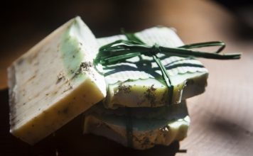 Мыло-скраб своими руками Мечта каждой современной женщины - быть красивой и ухоженной. Хотя на сегодняшний день рынок косметики представлен огромным ассортиментом, часто химический состав средств не всем подходит, вызывая различные аллергические реакции. Отличной альтернативой в данном случае является использование натуральных продуктов.