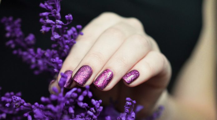 Где и как получить первичные навыки маникюра Маникюр прочно вошел в жизнь каждой женщины. Раньше восхищенные взгляды приковывали ухоженные ногти, покрашенные лаком, теперь же этим никого не удивишь, а девушка без маникюра вызывает удивление и сочувствие. Многие обрабатывают ногти и наносят на них лак самостоятельно, но выглядит это не всегда красиво и аккуратно. Большинство же предпочитает обращаться к настоящим мастерам своего дела. Профессия маникюрши стала очень востребованной. Где и как можно приобрести первичные навыки или повысить свою квалификацию? Ответ на этот вопрос прост – нужно записаться на курсы маникюра Чему вы можете научиться на курсах маникюра для начинающих На свой поисковой вопрос о курсах вы найдете в интернете множество предложений. Не всем им можно доверять: некоторые ставят целью привлечь клиентов дешевизной и краткостью обучения, но не всегда гарантируют качество подготовки. Среди надежных курсов можно назвать школу ParisNail, которая имеет свои отделения в Москве, Санкт-Петербурге и Екатеринбурге, узнать о которой подробнее вы сможете по ссылке https://parisnail.ru/school/bazovye-kursy/. Она предлагает следующие программы: аппаратный маникюр с помощью одной фрезы, дизайн, градиент; комбинированный маникюр, топ-дизайны; арочное и классическое моделирование ногтей; аппаратный и комбинированный маникюр, топ-дизайн, френч, градиент; комбинированный и аппаратный маникюр, градиент, дизайн, френч, инкрустация. Помимо этих программ, школа ParisNai готовит салонных мастеров с расширенной программой, организует обучение педикюру, ламинированию ресниц и пр. Все сведения о курсах и программах представлены на сайте школы https://parisnail.ru/. Как выбрать курсы маникюра Решив заняться профессиональным обучением, вы должны выбрать для себя подходящее учебное заведение. Отдавая предпочтение той или иной школе, нужно учесть: Имеется ли лицензия, дающая право выдавать сертификат или свидетельство об окончании курсов. Насколько качественно и современно оборудованы классы для обучения. Предоставляются ли расходные материалы, модели для практики. Можно ли получить направление или рекомендацию для дальнейшего трудоустройства. Сколько стоит обучение, есть ли скидки, акции, можно ли оплатить по частям. Дают ли курсы гарантию того, что вы сумеете делать маникюр самостоятельно. Насколько положительны отзывы прошедших обучение. Всем этим параметрам отвечает школа ParisNai, где вы сможете в сроки от 2 до 5 дней получить первичные навыки маникюра, что поможет вам как самостоятельно ухаживать за собственными ногтями и выглядеть всегда стильно, так и работать в профессиональном салоне.