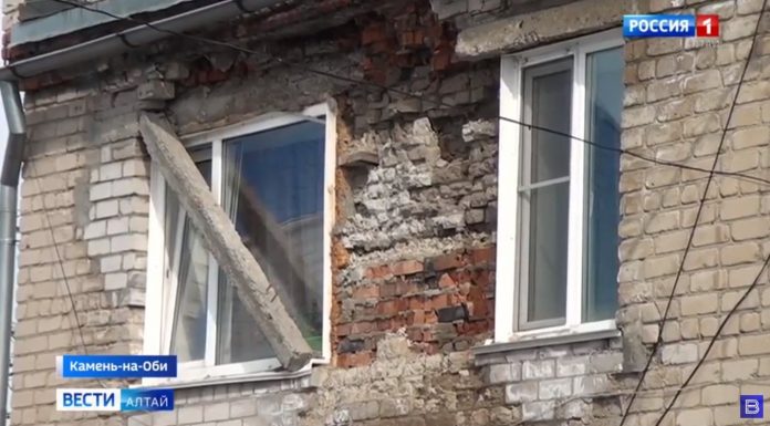 Жители аварийного дома Камне-на-Оби ждут расселения страхом обрушения стены