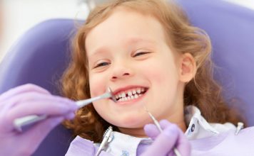 В каких случаях следует удалять детские молочные зубы?