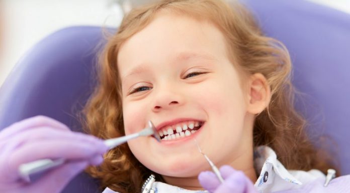 В каких случаях следует удалять детские молочные зубы?