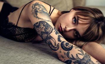 Перекрытие татуировки в салоне