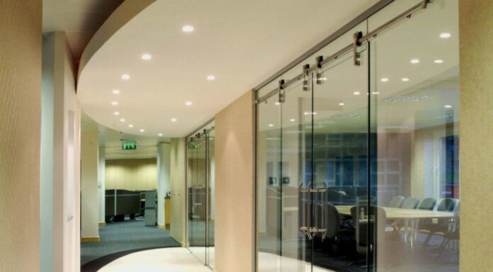 Особенности стеклянных дверей