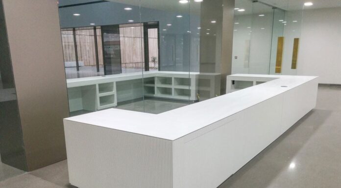 Акриловые стойки ресепшн: материал, который дешевле и прочнее натурального камня, смотрится современно и практичен в применении