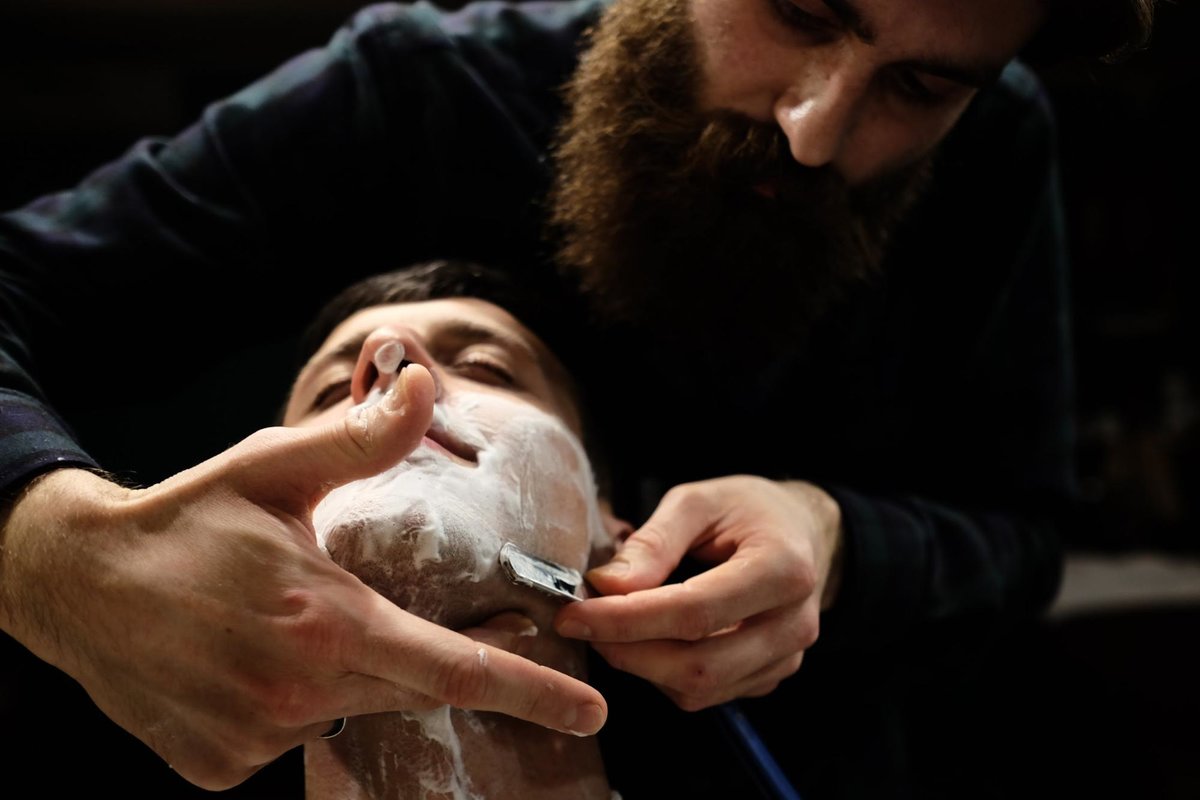 Бритье бороды в салоне опасной бритвой